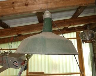 18IN PORC. ENAMEL LIGHT