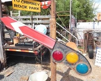 RR CROSSING LIGHT W/ PORC. ARROW