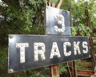 VIEW 2 CLOSEUP 28X17 W/ CAT EYES