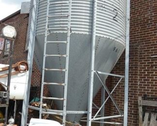 VIEW 3 21FT. X 9FT. GRAIN BIN