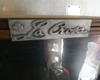 VIEW 3 LA CROSS COUNTER DISPLAY