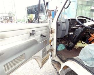 VIEW 16 INTERIOR 1986 ISUZU