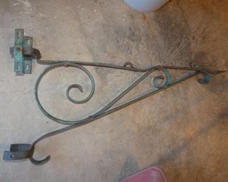 IRON SIGN BRACKET 