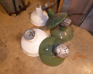 SEVERAL PORC. STATION LIGHTS