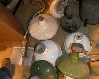 SEVERAL PORC. STATION LIGHTS