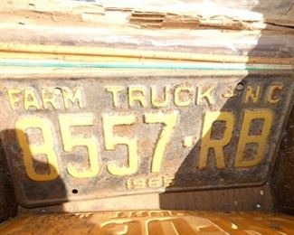 COLLECTION NUMEROUS LIC. TAGS