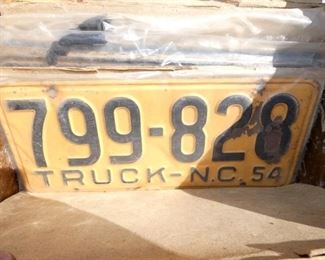 COLLECTION NUMEROUS LIC. TAGS