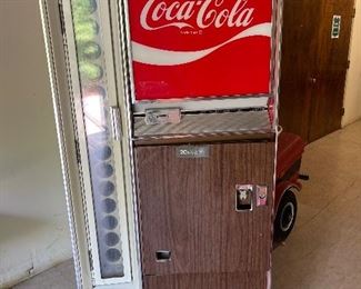 Another picture of the 70s Coke machine