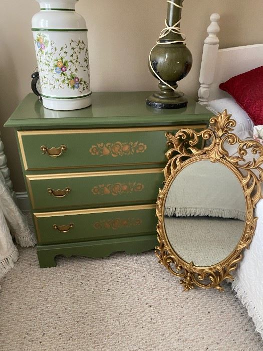  CUTE  CHEST  AND MIRROR 