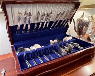 BEAUTIFUL SET OF FLATWARE