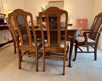NICE DINING TABLE WITH 6 CHAIRS