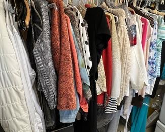 WOMENS CLOTHING SIZE 4 SMALL TO 10 MEDIUM