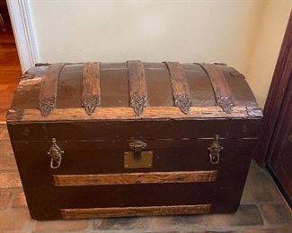 perfect condition hump trunk.. 