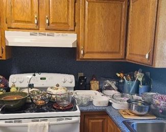 A few corning ware items with lids, lots of kitchen tools sold in bundles, priced to go!