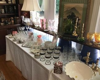 Glassware, brass and decorative objects in the great room