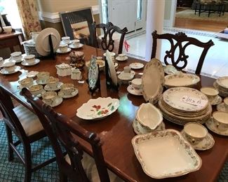 Dining room is set and ready for your perusal 🤪