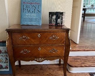 Baker chest of drawers, gilt brackets