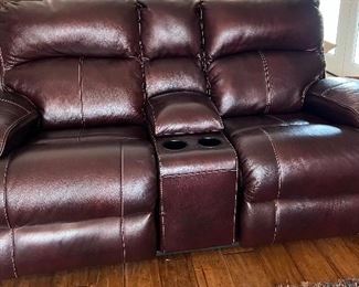 Loveseat w Cup Holders