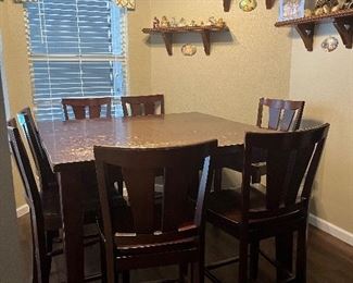 Pub table with 7 stools  36' tall 54x 54 