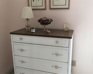 WHITE CHEST OF DRAWERS