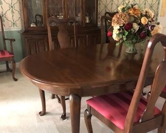 TABLE WITH 2 LEAVES AND 6 CHAIRS BY ETHAN ALLEN