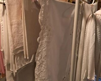 TABLE CLOTHES AND NAPKINS