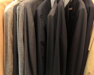 SELECTION OF MEN'S SUITS & SPORTS COATS