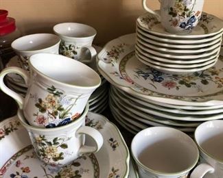 DISHES MIKASA HERITAGE PATTERN