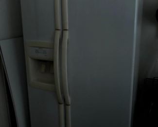 REFRIG - WHITE COLOR