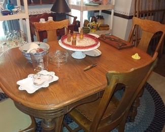 Oak table with 2 leaves and 4 chairs
