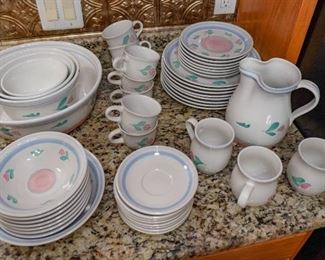 Dinnerware set