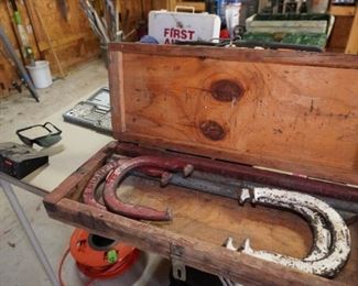 Vintage horseshoe set