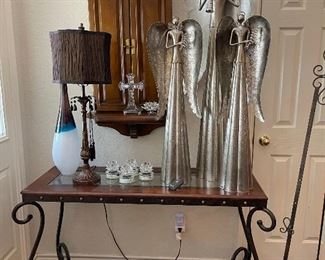 Entrance table, three wonderful metal angels, wall mirror, crystal decoration