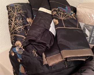 Beautiful Quilt, bed skirt and shams