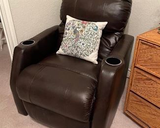 Electrical recliner with cup holders