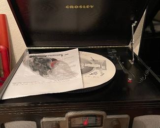 A close look at the Crosley record player and radio