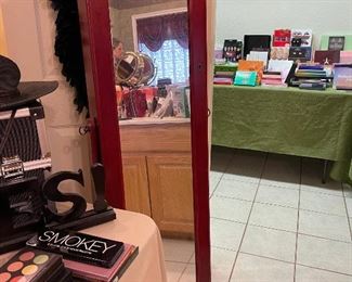 Floor standing jewelry case