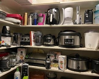 Lots of kitchen small appliances!