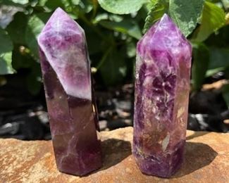 Dream Amethyst on the left. Fluorite on the right