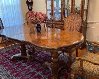 Dining Room Table & Chairs