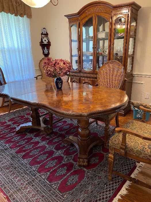 Dining Room Table & Chairs