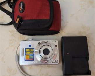Sony Cyber-Shot 7.2MP with Charger and Case Model DSC-W55 (powers on)