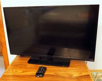 Vizio 32" TV Model #E320-B0E With Remote, Powers On
