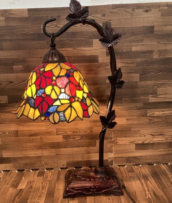 Stained Glass Tiffany Style Bedside / Table Lamp