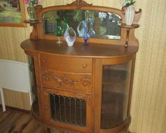 Oak mirrored back cabinet with curved glass, excellent condition 