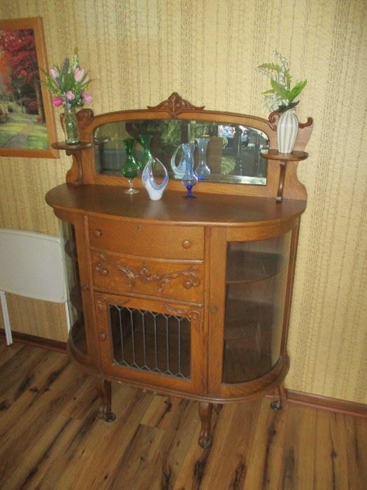 Oak mirrored back cabinet with curved glass, excellent condition 