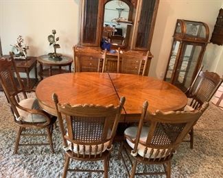 Dining Room table w/ 6 chairs, two leaves & hard cover