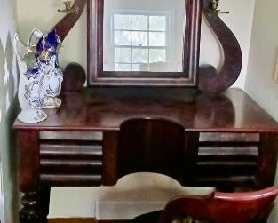 $500 - Fine Gentleman’s Dressing Stand 