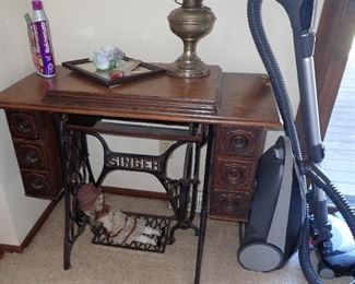 SINGER VINTAGE SEWING MACHINE