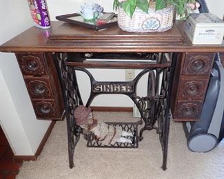 SINGER SEWING MACHINE